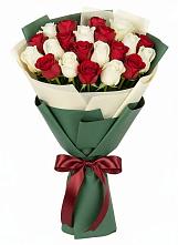 Букет Микс из красных и белых роз в Леонихе