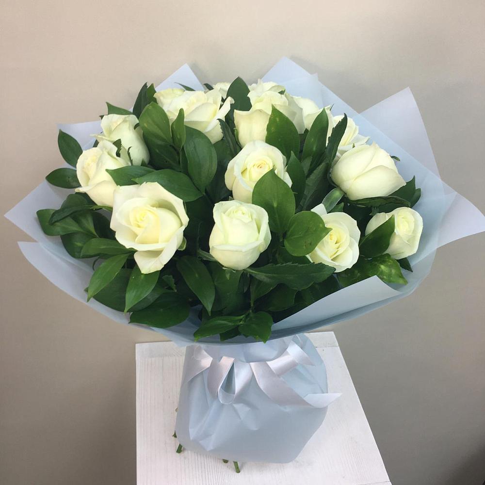 Букет 15 Белых роз Проуд в Леонихе