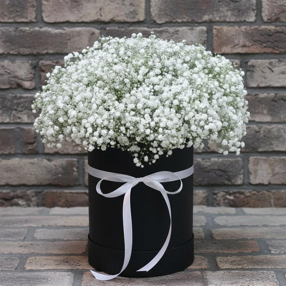 Цветочная композиция из Гипсофила в шляпной коробке в Леонихе