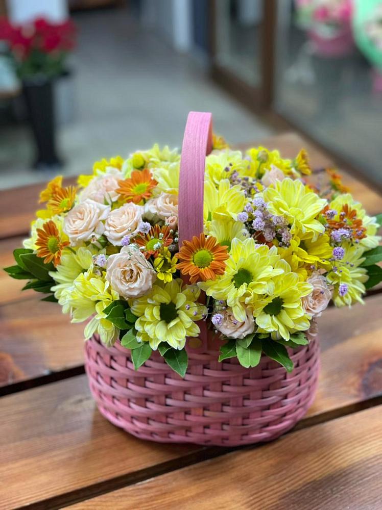 Цветочная композиция из Хризантемы и Розы в корзине в Леонихе