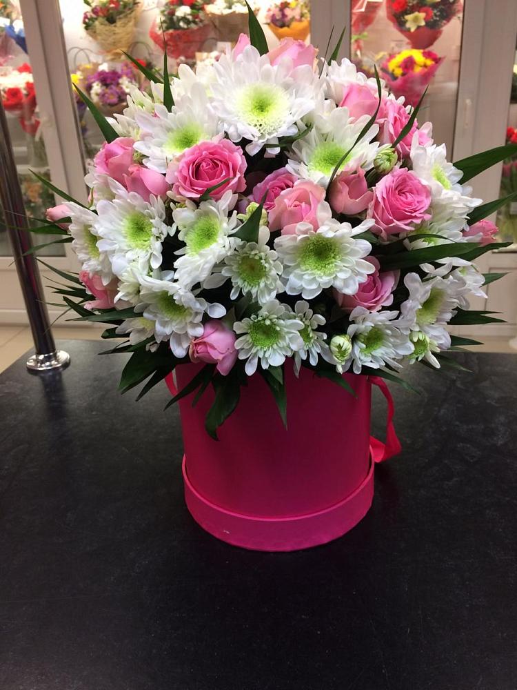 Цветочная композиция из Розы и Хризантемы в шляпной коробке в Леонихе