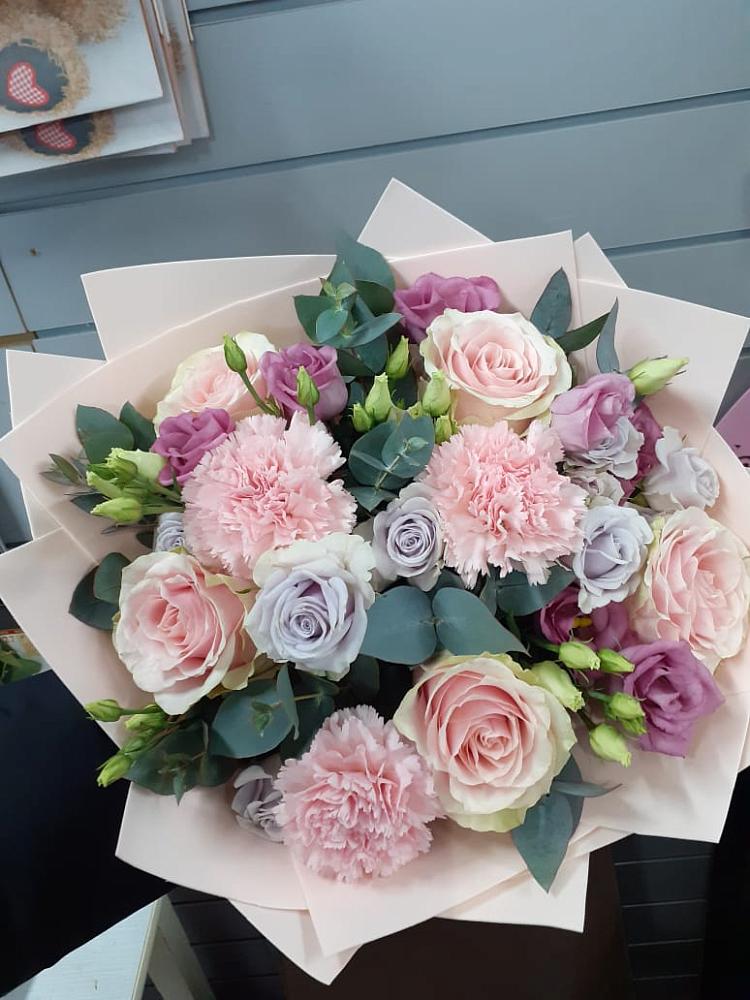 Букет цветов из: Розы, Гвоздики и Лизиантусы в Леонихе