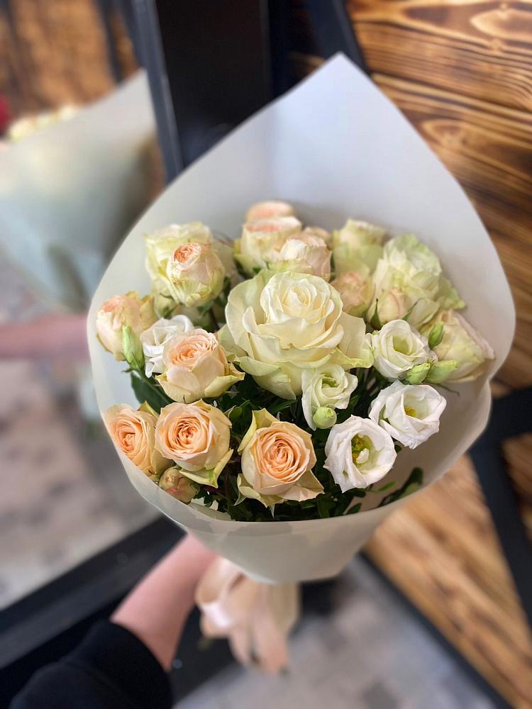 Букет цветов из: Розы и Лизиантусы в Леонихе